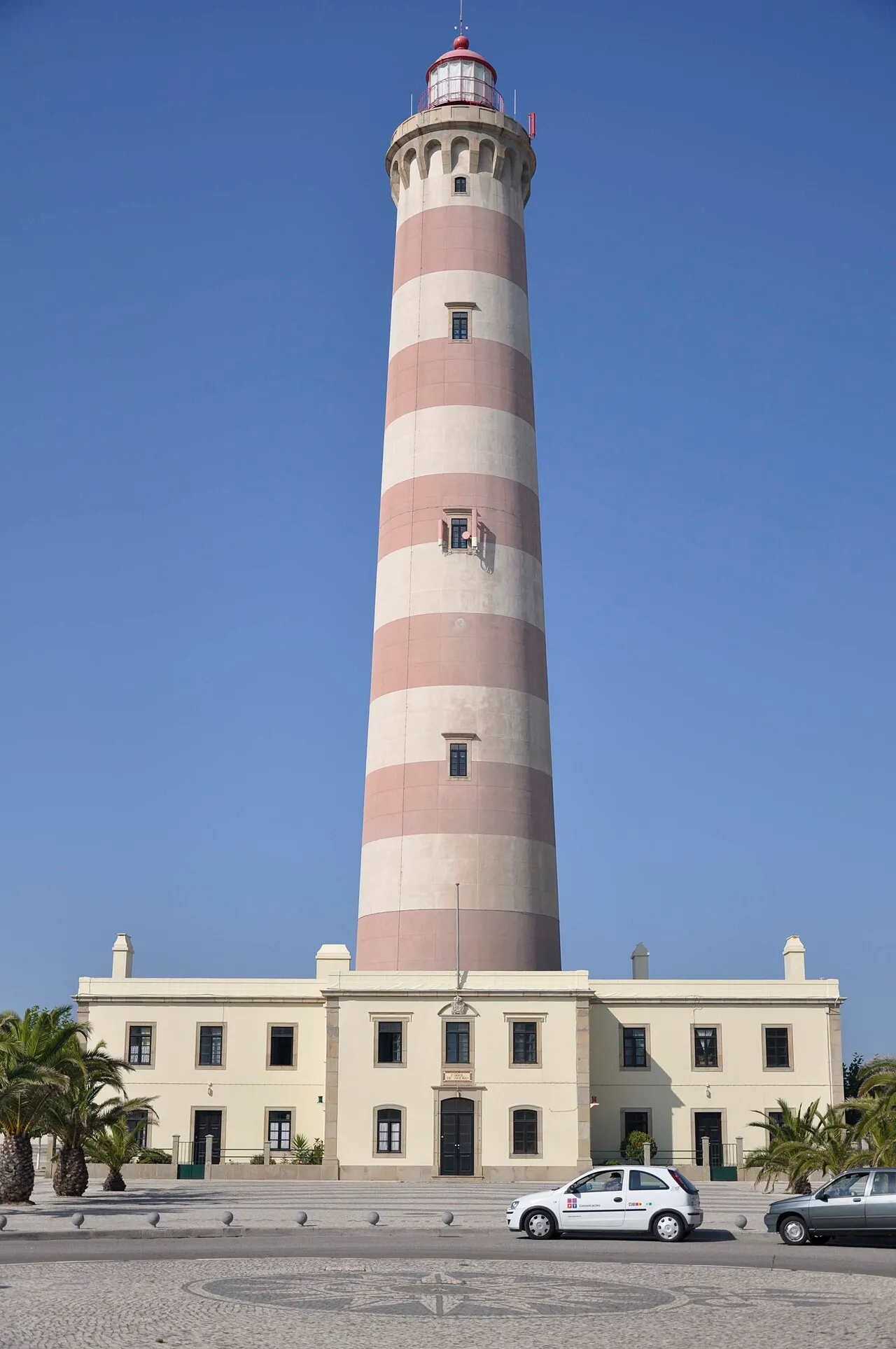 O farol da Barra, às riscas brancas e vermelhas